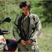 Der US-amerikanische Premium Bekleidungshersteller KLIM setzt seine anwenderorientierte Entwicklungsstrategie auch im Damen-Segment konsequent um. 