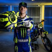 Tim Gajser vom Monster Energy Yamaha Factory MXGP-Team würdigt an diesem Wochenende eine der erfolgreichsten Ikonen der Yamaha-Rennsportgeschichte, indem er beim MXGP von Trentino eine spezielle Valentino-Rossi-Tribut-Lackierung präsentiert.
