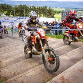 Wenn Motoren heulen und Staub in der Luft liegt, dann ist es wieder soweit – die Enduro Trophy startet in ein neues Rennwochenende.