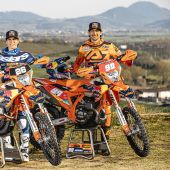 Red Bull KTM Factory Racing geht mit einem außergewöhnlich starken Fahrergespann in die FIM EnduroGP-Weltmeisterschaft 2026: Titelverteidiger Josep Garcia und Andrea Verona treten gemeinsam für das Team an, das erneut auf Erfolgskurs in der höchsten Enduro-Kategorie ist. 