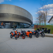 An allen Osterfeiertagen geöffnet: Die KTM Motohall lädt zum Saisonstart ein – mit drei Ausstellungsebenen, den Sonderausstellungen „Legends of the Dakar“ und „30 Years of Duke“ sowie einem besonderen Familien-Frühjahrs-Programm voller außergewöhnlicher Highlights.