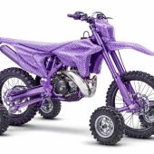 Wenn Innovation auf gesunden Wahnsinn trifft, entsteht etwas, das die Offroad-Welt so noch nicht gesehen hat: unsere neue Enduro mit integrierter Luftpolster-Verkleidung und optionalem „Anti-Umfall-Stützradpaket“.