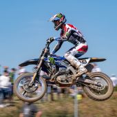 Tim Gajser vom Monster Energy Yamaha Factory MXGP-Team und Janis Reisulis vom Monster Energy Yamaha Factory MX2-Team starteten beim vierten Lauf der FIM-Motocross-Weltmeisterschaft mit beeindruckender Geschwindigkeit in den MXGP von Sardinien.