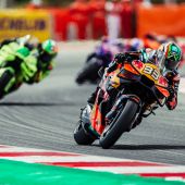 Nach zwei roten Flaggen und einem auf die halbe Distanz verkürzten Rennen war Brad Binder vom Red Bull KTM Factory Racing Team mit Platz 7 der bestplatzierte Fahrer.