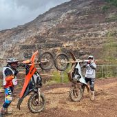 Kein Vergleich, sondern die direkte Gegenüberstellung zweier der modernsten Strombikes am internationalen Markt, wo die Unterschiede gerade für den Einsatz rund um das kommende Red Bull Erzbergrodeo kaum größer sein könnten. 