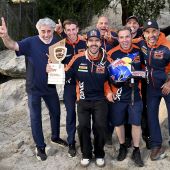 Manuel Lettenbichler vom Red Bull KTM Factory Racing Team zeigte beim zweiten Lauf der FIM Hard-Enduro-Weltmeisterschaft 2026 eine makellose Leistung, holte sich den Sieg beim Extreme XL Lagares in Portugal und sicherte sich an allen drei Wettkampftagen die volle Punktzahl.