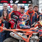 Josep Garcia und Andrea Verona vom Red Bull KTM Factory Racing Team lieferten beim dritten Lauf der FIM EnduroGP-Weltmeisterschaft 2026 in Finnland ein perfektes Wochenende ab: Sie belegten an beiden Renntagen die ersten beiden Plätze in der EnduroGP-Klasse und sicherten sich zudem jeweils einen Doppelsieg in ihrer Klasse.