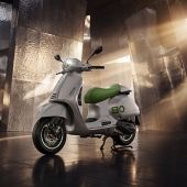 Mit der Vespa Edizione Ottantesimo präsentiert die italienische Kultrollermarke ein exklusives Sammlermodell zum 80-jährigen Jubiläum. 