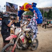 Das X-GRIP GASGAS Racing Team mit dem Österreicher Dieter Rudolf feierte beim legendären Red Bull Erzbergrodeo seine bisher stärkste Teamleistung und erreichte bei der 2026er Jubiläumsausgabe des weltweit härtesten Hard-Enduro-Rennens einen beeindruckenden Dreifach-Finish.