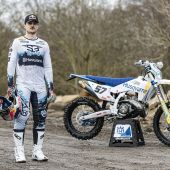 Billy Bolt vom Husqvarna Factory Racing Team wird beim Red Bull Erzbergrodeo 2026 nicht an den Start gehen, da er sich weiterhin von einer Handverletzung erholt, die er sich vor dem zweiten Lauf der FIM Hard-Enduro-Weltmeisterschaft, dem Extreme XL Lagares, zugezogen hat.