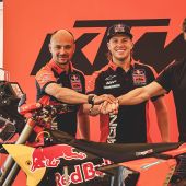Nach seinen jüngsten Siegen bei der Rally-Raid Portugal und dem Desafío Ruta 40 sowie seiner aktuellen Führung in der FIM-Rally-Raid-Weltmeisterschaft 2026 hat Daniel Sanders eine neue mehrjährige Vertragsverlängerung bei Red Bull KTM Factory Racing unterzeichnet und damit seine langfristige Zukunft im Team bekräftigt.