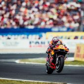 Ein doppeltes Punkteergebnis für Red Bull KTM beim MotoGP-Sprint auf dem glühend heißen TT Circuit Assen beim zehnten Lauf der Saison 2026. 