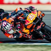 Der neunte Lauf der MotoGP-Weltmeisterschaft 2026 fand auf den 14 fließenden Kurven des Autodrom Brno statt, und Enea Bastianini fuhr mit seiner Red Bull KTM zum vierten Mal in dieser Saison unter die Top Ten.