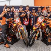 Red Bull KTM startete mit voller Kraft in das MXGP-Wochenende. Beim Grand Prix von Deutschland feierte Lucas Coenen seinen dritten Saisonsieg, und das Team erzielte dank Andrea Adamos erstem Podiumsplatz auf der KTM 450 SX-F den ersten Doppelsieg des Jahres 2026.