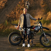 Peggy Blanke (38) aus Magdeburg ist leidenschaftliche Motorradfahrerin und liebt den Geländesport Enduro. 2022 verunglückt sie bei einem Ausflug in Tschechien schwer und erleidet eine inkomplette Querschnittlähmung. 
