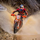 Am zweiten Red Bull Erzbergrodeo-Veranstaltungstag ging mit über 1.100 Teilnehmern das größte und bunteste Starterfeld des Motorrad-Offroadsports in den High-Speed Kampf gegen den "Berg aus Eisen".