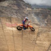 Einmal im Jahr ruft er – der eiserne Gigant! Wenn sich heuer die besten Hard-Enduro-Athleten der Welt zum härtesten Bewerb ihrer Zunft treffen, dann tun sie das bereits zum 30. Mal. Jetzt auf ServusTV On zum Nachsehen.