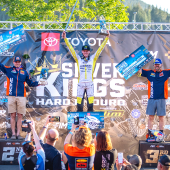 Manuel Lettenbichler vom Red Bull KTM Factory Racing Team und Trystan Hart vom FMF KTM Factory Racing Team haben beim dritten Lauf der FIM-Hard-Enduro-Weltmeisterschaft 2026, dem „Silver Kings Hard Enduro“ in Kellogg, Idaho (USA), erneut ein starkes Rennwochenende hingelegt. 