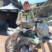 Fabian Bachler hat sich am heutigen Tag 2 des Iron Road Prolog um einige Sekunden verbessert und sich somit voraussichtlich für die 2. Startreihe am Sonntag qualifiziert - im technischen Hard Enduro kann er seine wahre Stärke zeigen.