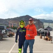 Für das Red Bull Erzbergrodeo kommt der Firmeninhaber Johannes Reiberger von XAJO persönlich vorbei - sein Mitarbeiter hat bereits auf ihn gewartet.
