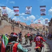 Die 23. Ausgabe der Red Bull Romaniacs Hard Enduro Rallye unter dem Motto „UNSTOPPABLE“ findet vom 28. Juli bis 1. August 2026 in Sibiu (Rumänien) statt. Wir haben die LIVE Streams für euch!