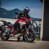 Das neue Sortiment des italienischen Unternehmens vereint einige der kultigsten Komponenten für den Crossover aus Borgo Panigale in vorkonfigurierten Ausstattungssätzen und bietet umfassende Lösungen für Individualisierung, Ergonomie und Schutz.