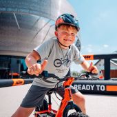 Passend zum Beginn der Sommerferien bietet die KTM Motohall in Mattighofen ein breites Angebot an spannenden Aktivitäten für kleine und große Motorradfahrer.