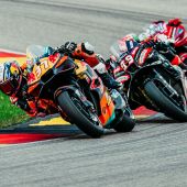 Red Bull KTM beendete heute die erste Hälfte der MotoGP-Weltmeisterschaft 2026 mit einem Platz unter den ersten Vier auf dem gut besuchten, heißen und windigen Sachsenring.