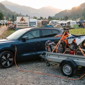 Enduro im Hänger, E-Auto davor: So klappt die Anreise zum Event ohne Lade-Stress!