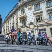 Gestern herrschte eine besondere Atmosphäre in Sibiu: Mit der Eröffnungszeremonie fiel der Startschuss für die “Unstoppable” Edition der Red Bull Romaniacs.