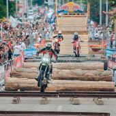 Seit etwas mehr als zwei Jahrzehnten hat das Red Bull Romaniacs-Team nicht nur die härteste Hard-Enduro-Rallye der Welt organisiert – es hat auch neu definiert, was Fahrer und ihre Motorräder im Gelände leisten können.