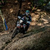 Dieter Rudolf hat bei der Red Bull Romaniacs 2026 eindrucksvoll bewiesen, dass Hard Enduro nicht zwangsläufig auf einem leichten Einzylinder beginnen und enden muss. Der Niederösterreicher stellte sich der härtesten Herausforderung der Adventure-Klasse mit einer KTM 890 Adventure R.