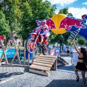 Hard Enduro gilt als eine der letzten großen Männerdomänen des Motorsports. Wer glaubt, Frauen würden hier nur mitfahren, sollte einen Blick auf die Ergebnisliste der Red Bull Romaniacs werfen.