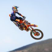 Jorge Prado hat seinen Vertrag mit Red Bull KTM Factory Racing verlängert und wird im Rahmen einer mehrjährigen Vertragsverlängerung auch 2027 in der SuperMotocross-Weltmeisterschaft an den Start gehen, die die AMA Supercross-Meisterschaft, die AMA Pro Motocross-Meisterschaft und die SMX-Playoffs umfasst.