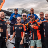 Andreas Meklau kehrt als Gaststarter von KTM zurück und steht auf dem Podium