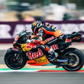 Die Grand-Prix-Saison 2026 wurde auf der sonnigen Rennstrecke von Silverstone mit dem zwölften Lauf der Saison fortgesetzt, und Red Bull KTM erzielte beim 10-Runden-Sprint mit Pedro Acosta als Bestplatziertem den 6. Platz.