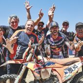 Manuel Lettenbichler vom Red Bull KTM Factory Racing Team hat bei den Red Bull Romaniacs 2026 einen souveränen Sieg errungen und damit den Allzeitrekord von sieben Siegen bei der härtesten Hard-Enduro-Rallye der Welt eingestellt. 