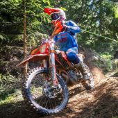 In gut einer Woche trifft sich nach einer kurzen Sommerpause die Enduro Elite im schönen Kärntnerland. In der Gemeinde Straßburg, beim „Jakoberhof“, dem wunderschönen Anwesen von Josef Grasser, geht es in die heiße Phase!