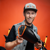 REMUS: Hier treffen zwei Partner aufeinander, bei denen die Begeisterung fürs Motorradfahren weit über die Technik hinausgeht: Sound, Performance, Individualität und die pure Freude am Fahren!