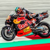 Red Bull KTM schlug auf dem sonnigen Red Bull Ring kräftig zu: Pedro Acosta kämpfte um die Pole-Position und führte den vierzehnten Sprint der MotoGP-Saison an, bevor ein Fehler in der Schlussphase den talentierten Spanier aus dem Rennen warf.
