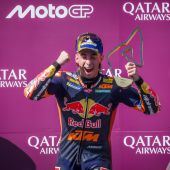 Hollywood könnte es nicht besser schreiben. Nach seinem Schikanen-Ausritt beim Sprint am Samstag – in Führung liegend – holt sich Pedro Acosta am Red Bull Ring seinen ersten GP-Sieg in der MotoGP und damit den dritten Heimerfolg für KTM.