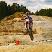 Beim diesjährigen DIMOCO AspangRace zeigte Samuel Pinter einmal mehr, was im Endurosport möglich ist, wenn Einsatz, Ausdauer und fahrerisches Können zusammenkommen.