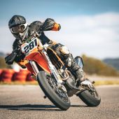 Was für ein Wochenende bei der Supermoto‑ÖM in Melk. Christoph281 sichert sich beim Heimrennen den österreichischen Staatsmeistertitel in der Klasse S3 – und das auf eindrucksvolle Weise.