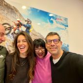 Clara Wiltschke kennt die Motorradwelt aus eigener Erfahrung. Sie fährt selbst Enduro, und auch ihre Familie teilt die Begeisterung für das Off Road Motorrad. Die Verbindung von Beruf und Hobby ist für sie deshalb ganz selbstverständlich. Diese Leidenschaft war auch beim gemeinsamen Treffen spürbar: Zwischen Benzingesprächen und viel Gelächter ging es darum, wie sich noch mehr Erlebnis auf die Messe bringen lässt.