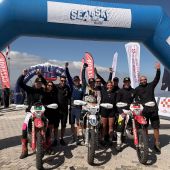 Ein Sieg im Beach Race für Mitch, ein starkes Comeback von Ashton und eine Zielankunft am Gipfel für Didi: Beim Sea to Sky 2026 in der Türkei hielt das X-GRIP Racing Team zwei WM-Titelkämpfe offen.