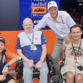 Hans „Hansi“ Kinigadner ist am 8. Oktober 2026 im Alter von 70 Jahren verstorben und hinterlässt eine eindrucksvolle Geschichte, die den österreichischen Motorradsport bis heute prägt und auch in Zukunft mitprägen wird.