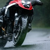 Der BATTLAX ADVENTURE A42 wurde speziell für Adventure-Fahrer entwickelt, die überwiegend auf der Straße unterwegs sind und verbindet Sicherheit, Zuverlässigkeit, Wirtschaftlichkeit und Fahrkomfort!