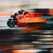 Red Bull KTM setzte sich auf der Insel Lombok unter sengender Hitze und anspruchsvollen Rennbedingungen durch und sicherte sich beim Grand Prix von Indonesien mit Pedro Acosta den 5. Platz.