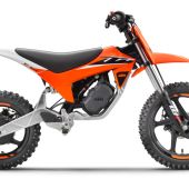 Die neue KTM SX-E 2.12 schließt die Lücke zwischen der KTM SX-E 2, sowie der KTM SX-E 3 und richtet sich gezielt an größere junge Einsteiger.