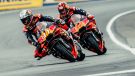 Pedro Acosta stellt sich mit der KTM RC16 hervorragend von der trockenen auf die nasse Strecke um und kommt seinem ersten Podiumsergebnis 2025 sehr nahe.
